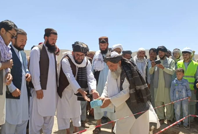 په بامیان کې له زرو څخه زیاتو کورنیو ته د څښاک اوبه برابرول