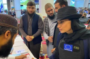 بازدید نماینده اتحادیه اروپا از نمایشگاه کتاب کابل در سایه محدودیت‌های طالبان