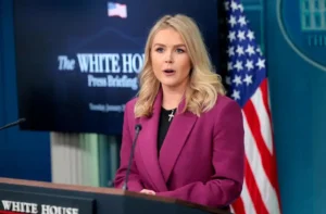 سخنگوی کاخ سفید: ترامپ در پی رکوردشکنی در اخراج مهاجرین از آمریکا است