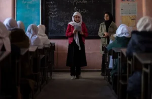 روز جهانی معلم؛ اتحادیه اروپا: آموزش دختران کلید توسعه و ثبات پایدار افغانستان است