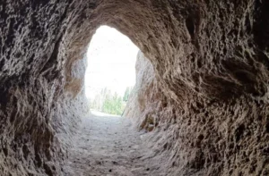 دُکانی از اعماق تاریخ افغانستان؛ کشف مغاره‌ای با قدمت بیش از پنج قرن در بدخشان