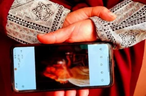 ادامه محدودیت بر زنان؛ طالبان دستور ضبط تلفن‌های هوشمند زنان و دختران را صادر کردند